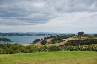 Blick vom Weingut "Cable Bay" nach Auckland